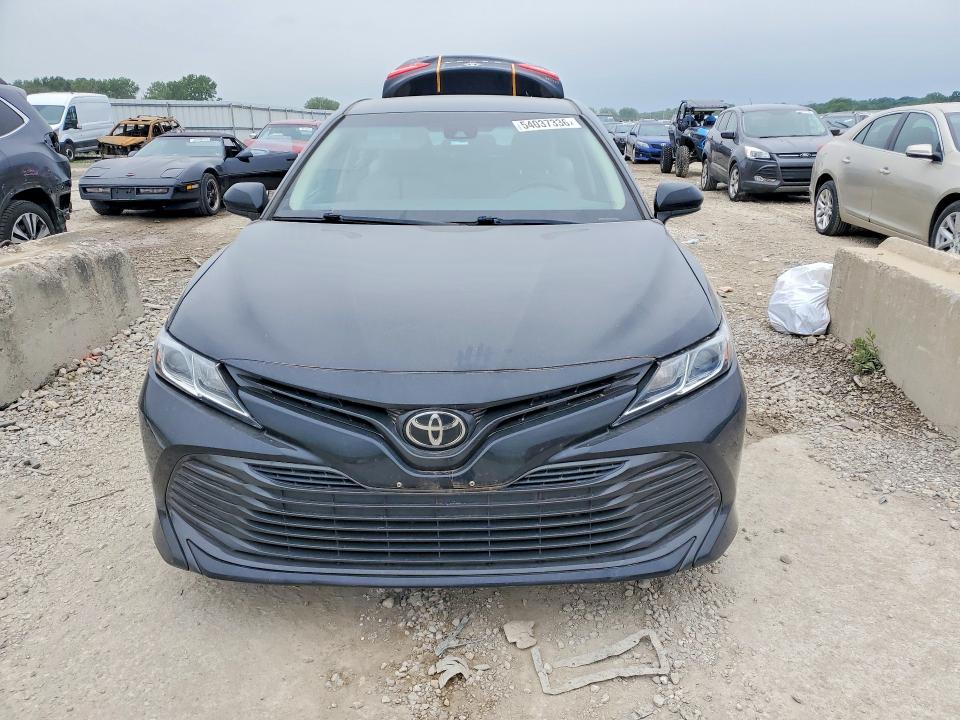 54037336 :رقم المزاد ، 4T1B11HK4JU007010 vin ، 2018 Toyota Camry مزاد بيع