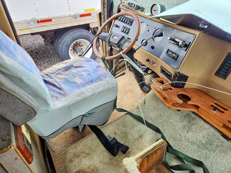 52526306 :رقم المزاد ، 1GBKP37W6F3330334 vin ، 1985 Chev P30 مزاد بيع
