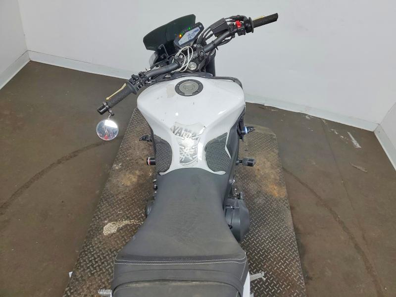 52703306 :رقم المزاد ، JYARN53E5HA001823 vin ، 2017 Yamaha Fz09 مزاد بيع