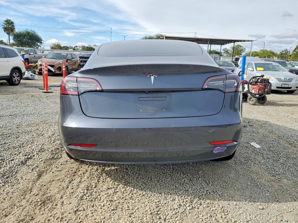 Продажа на аукционе авто 2018 Tesla Model 3, vin: 5YJ3E1EA1JF047692, номер лота: 52395106