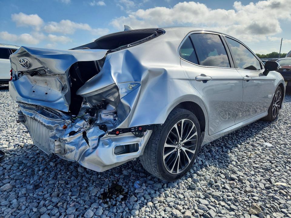 52806406 :رقم المزاد ، 4T1C11AK5NU648008 vin ، 2022 Toyota Camry مزاد بيع