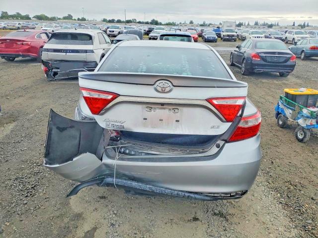 52358846 :رقم المزاد ، 4T1BF1FK5FU977315 vin ، 2015 Toyota Camry مزاد بيع