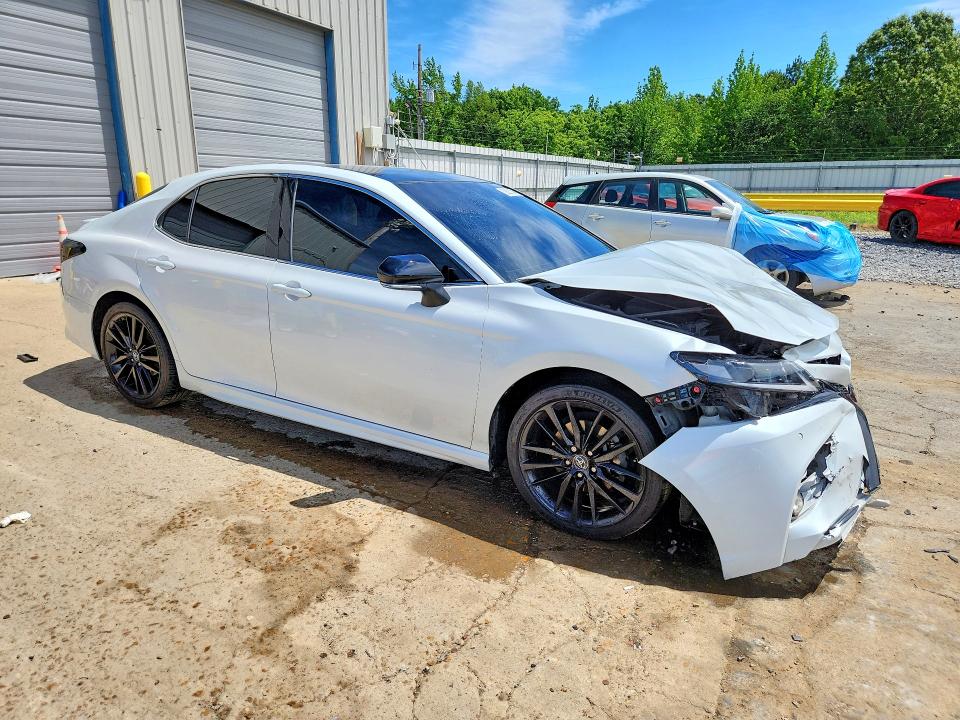 52331046 :رقم المزاد ، 4T1B61HKXJU084028 vin ، 2018 Toyota Camry مزاد بيع