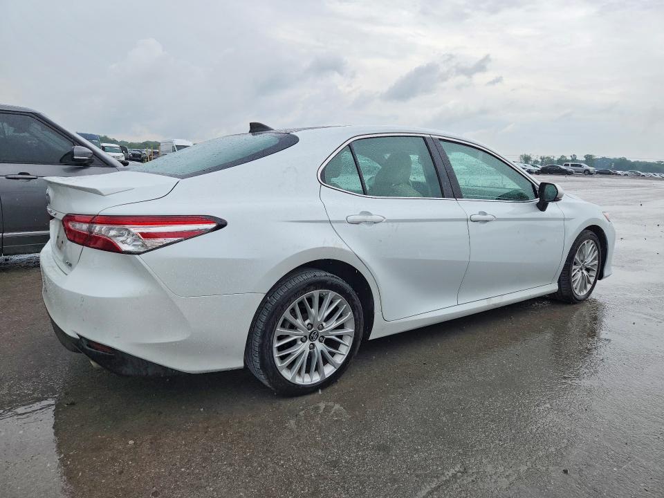 2018 Toyota Camry მანქანა იყიდება აუქციონზე, vin: 4T1B11HK3JU013008, აუქციონის ნომერი: 54399626