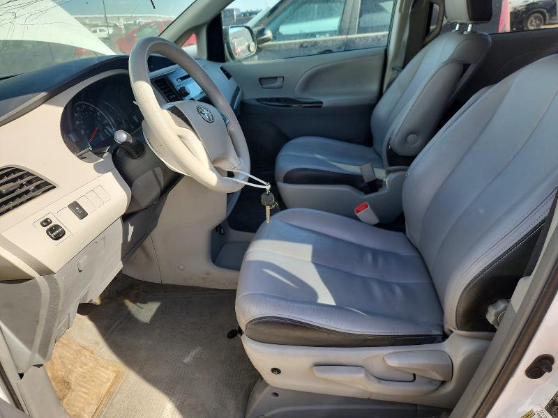 53013016 :رقم المزاد ، 5TDZK3DC8DS391912 vin ، 2013 Toyota Sienna مزاد بيع