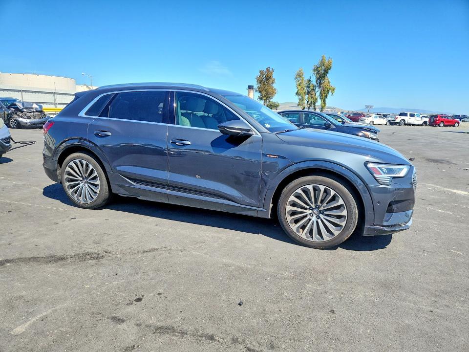 2019 Audi E-tron მანქანა იყიდება აუქციონზე, vin: WA1VAAGE9KB011333, აუქციონის ნომერი: 53577266