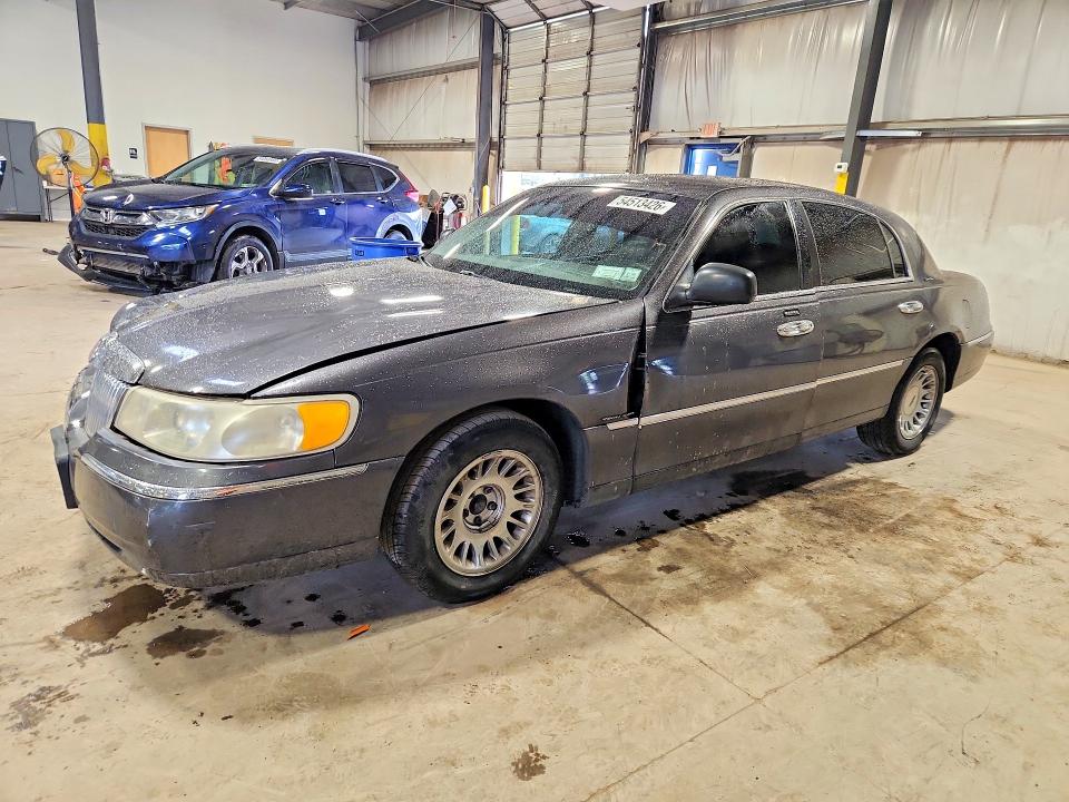54513426 :رقم المزاد ، 1LNHM82W8YY857876 vin ، 2000 Lincoln Town Car مزاد بيع