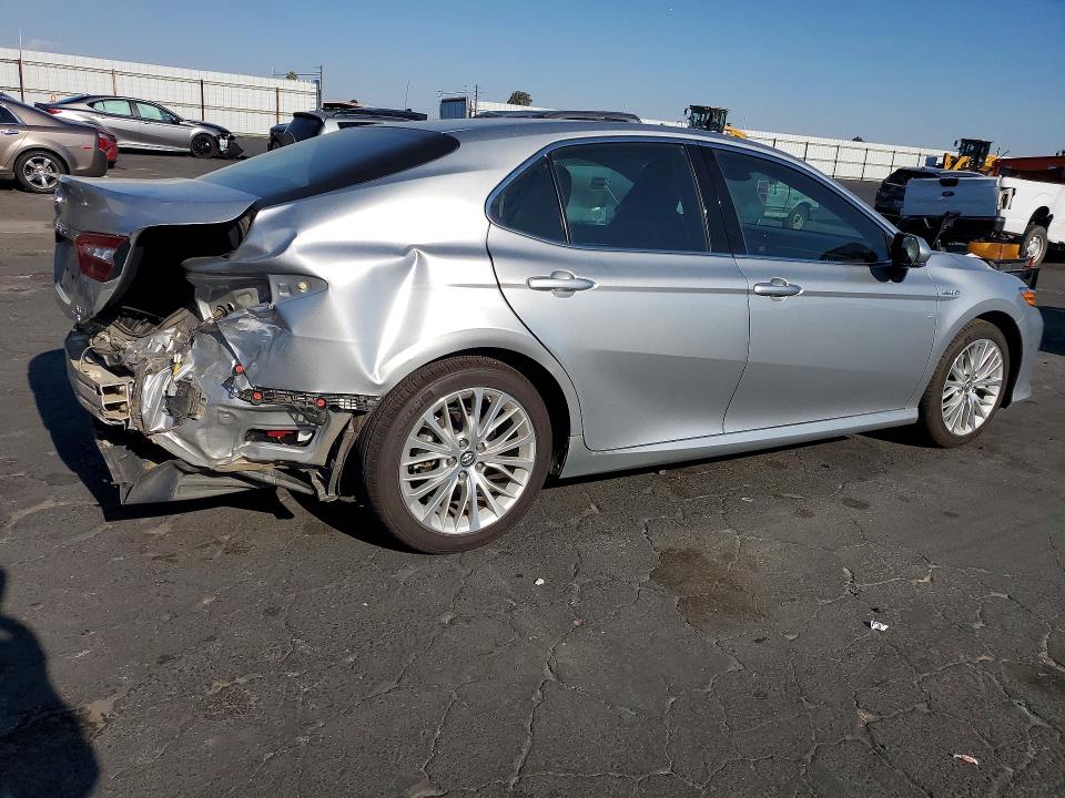 52667296 :رقم المزاد ، 4T1B21HK8JU502033 vin ، 2018 Toyota Camry Hybrid مزاد بيع