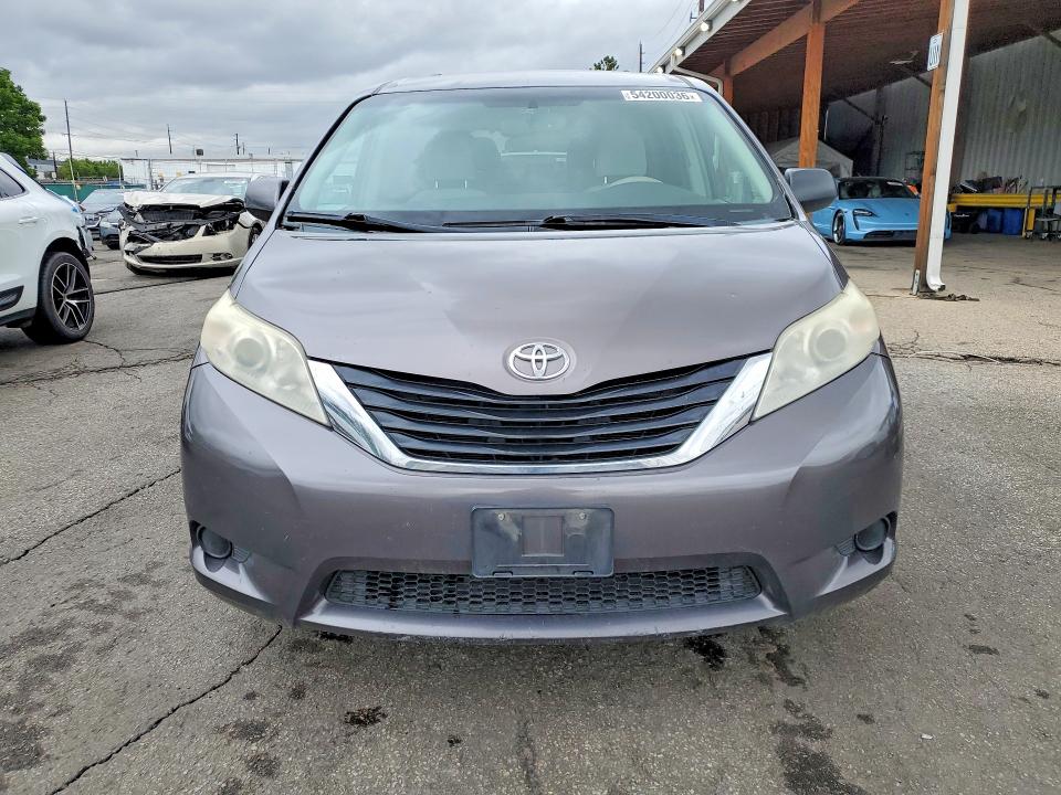 2011 Toyota Sienna მანქანა იყიდება აუქციონზე, vin: 5TDKK3DC3BS033986, აუქციონის ნომერი: 54200036