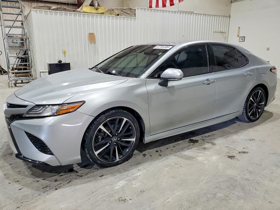 52785306 :رقم المزاد ، 4T1B61HK0JU010455 vin ، 2018 Toyota Camry مزاد بيع