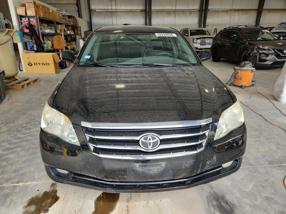 52232636 :رقم المزاد ، 4T1BK36B95U033572 vin ، 2005 Toyota Avalon مزاد بيع