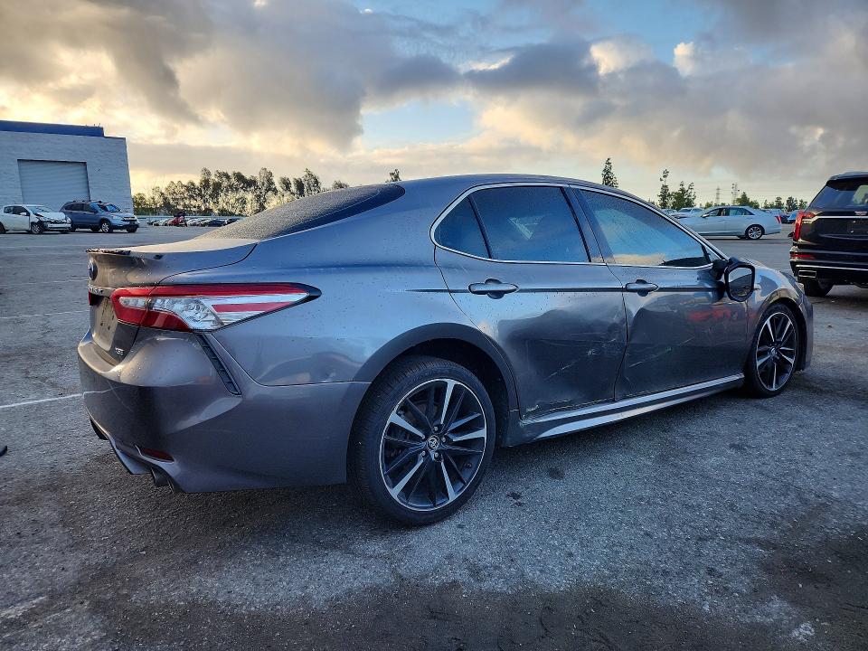 54690426 :رقم المزاد ، 4T1B61HK6JU105862 vin ، 2018 Toyota Camry مزاد بيع