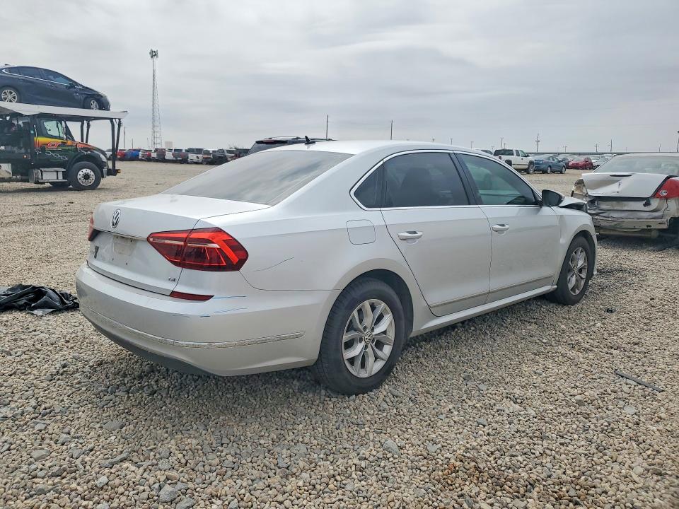 53830896 :رقم المزاد ، 1VWAT7A32HC007715 vin ، 2017 Volkswagen Passat مزاد بيع