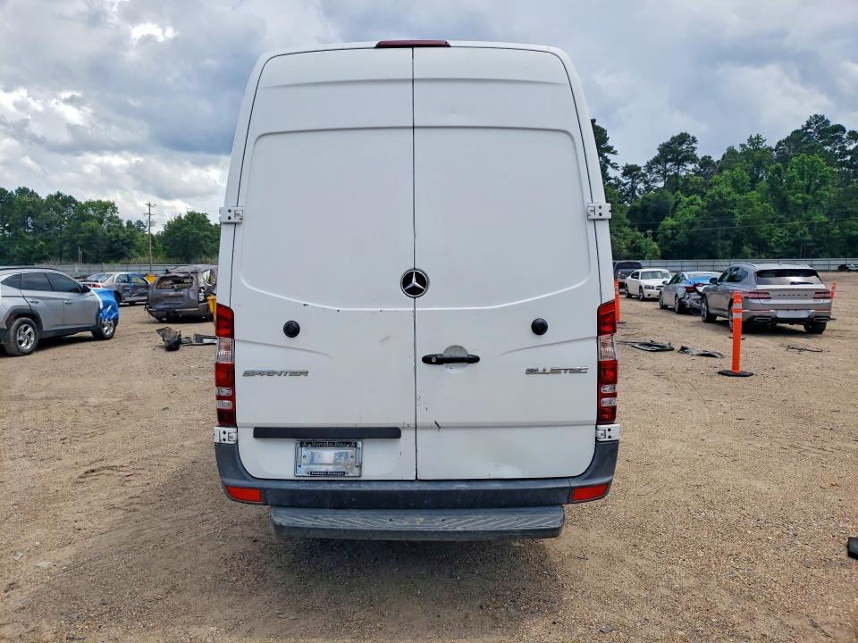 52482106 :رقم المزاد ، WD3PE8DC8F5981560 vin ، 2015 Mercedes Benz Sprinter مزاد بيع