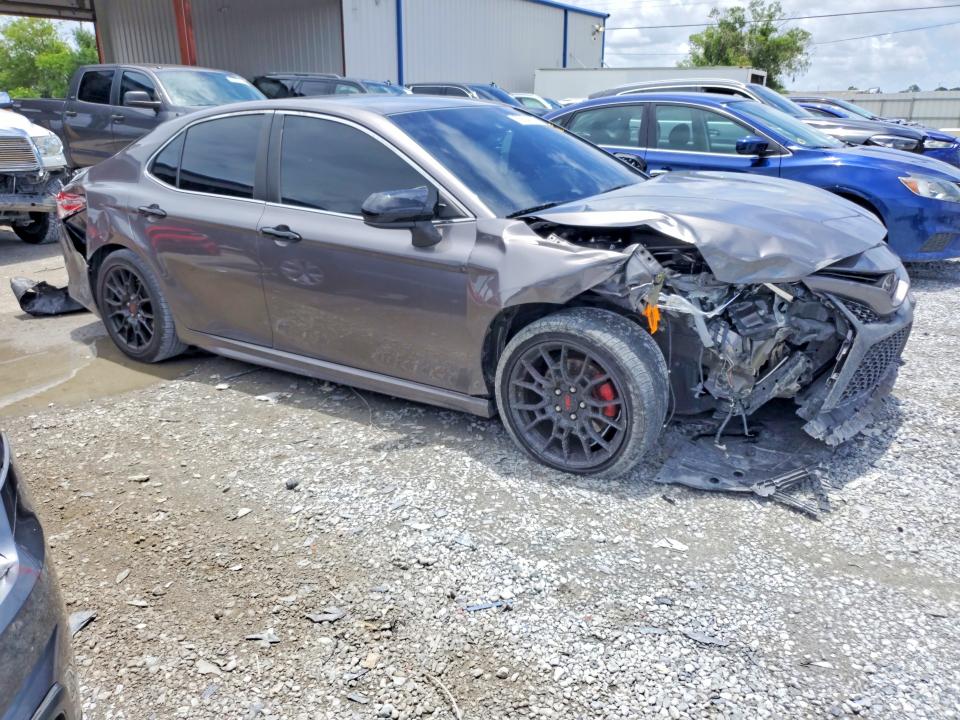 55224266 :رقم المزاد ، 4T1B11HK5JU576643 vin ، 2018 Toyota Camry مزاد بيع