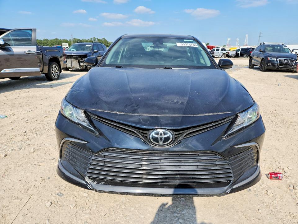 53576736 :رقم المزاد ، 4T1C11AK5NU010440 vin ، 2022 Toyota Camry مزاد بيع