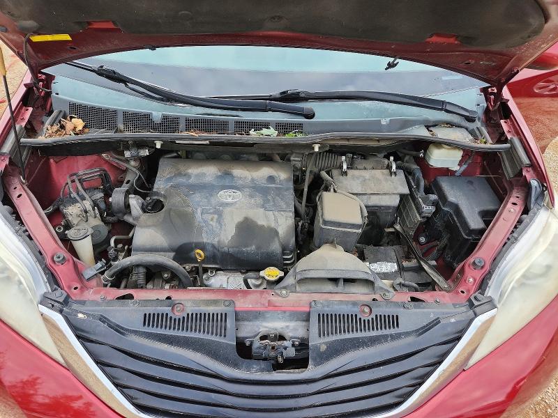 52013526 :رقم المزاد ، 5TDKK3DCXBS142042 vin ، 2011 Toyota Sienna مزاد بيع