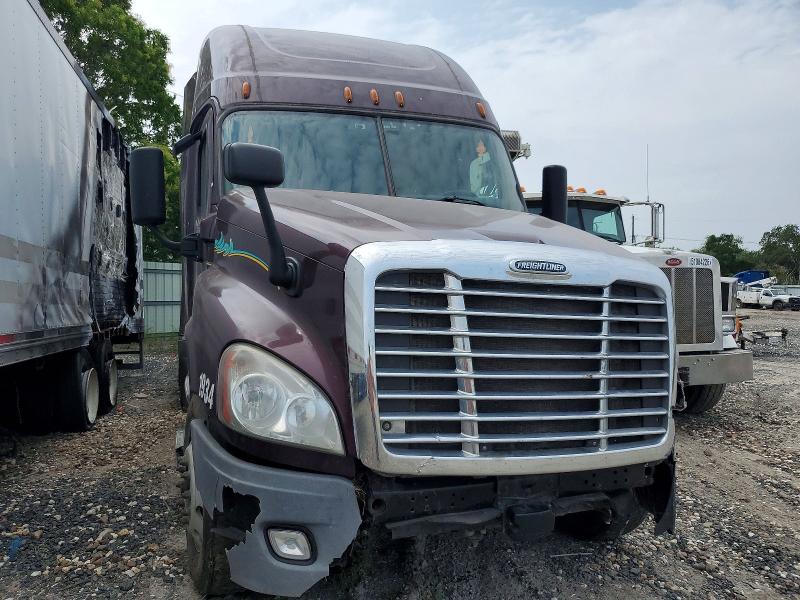 51667776 :رقم المزاد ، 3AKJGLDR8JSHU4617 vin ، 2018 Freigliner Cascadia 125 مزاد بيع