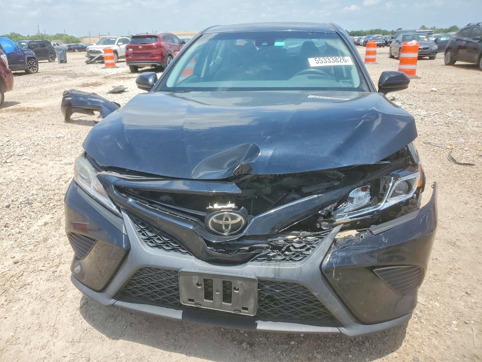 55333826 :رقم المزاد ، 4T1B11HK9JU562194 vin ، 2018 Toyota Camry مزاد بيع