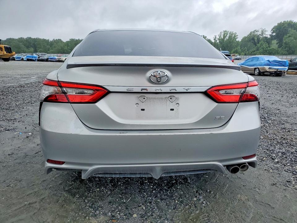 54825266 :رقم المزاد ، 4T1B11HK5JU101803 vin ، 2018 Toyota Camry مزاد بيع
