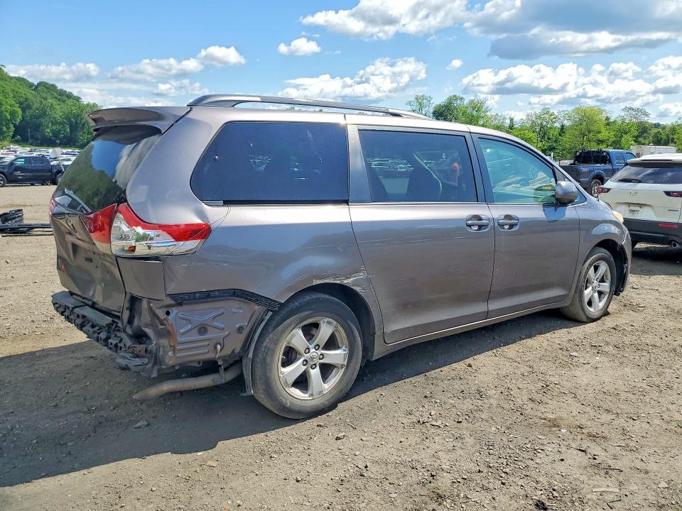 55271296 :رقم المزاد ، 5TDKK3DC9BS024290 vin ، 2011 Toyota Sienna مزاد بيع