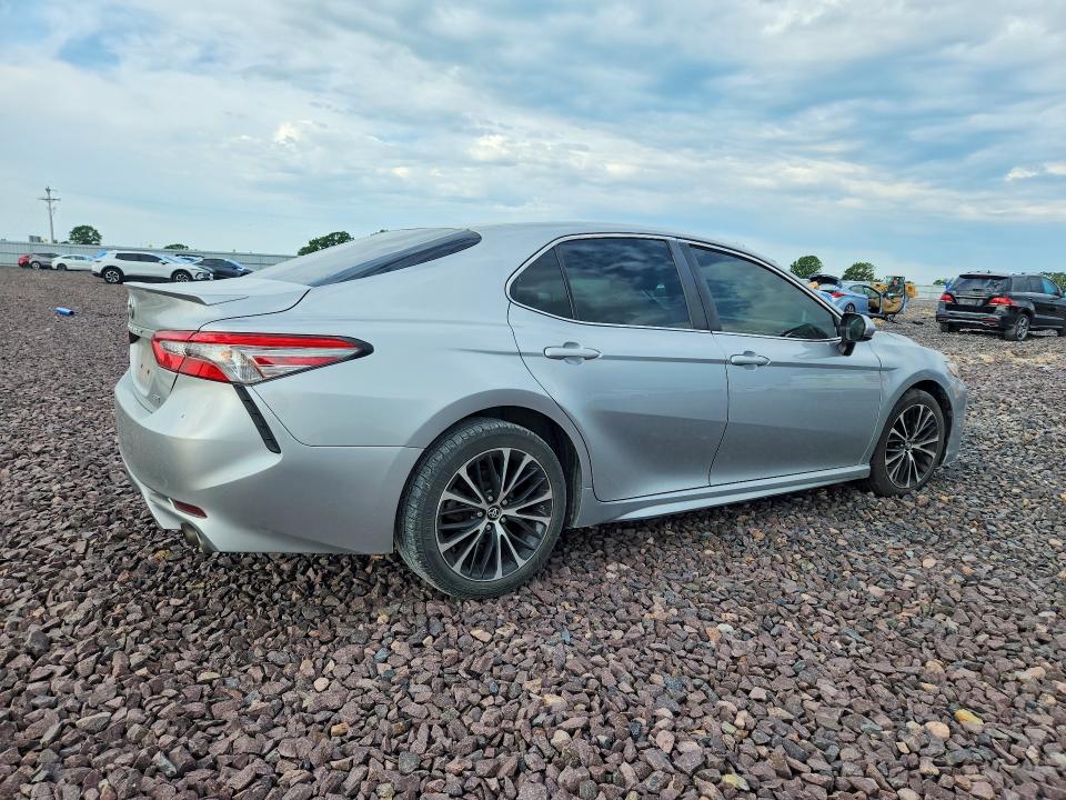 53819016 :رقم المزاد ، 4T1B11HK1JU088886 vin ، 2018 Toyota Camry مزاد بيع