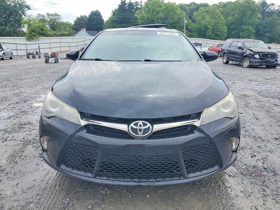 52727206 :رقم المزاد ، 4T1BF1FK7HU784795 vin ، 2017 Toyota Camry مزاد بيع