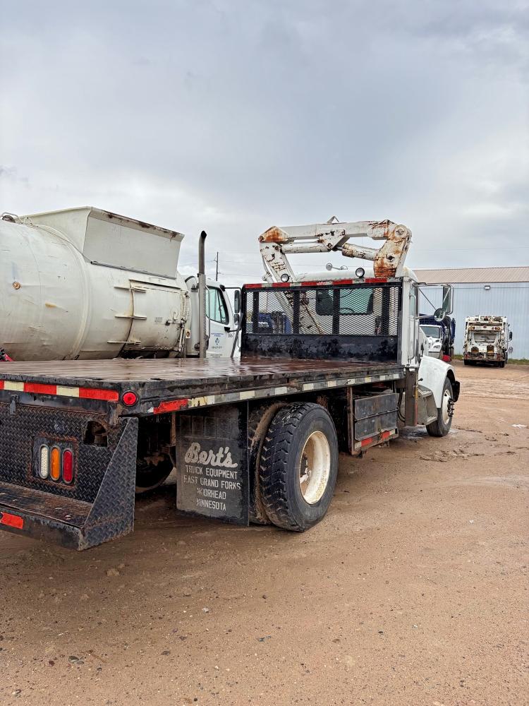 50257936 :رقم المزاد ، 2NPNHZ7X31M555012 vin ، 2001 Peterbilt 330 مزاد بيع