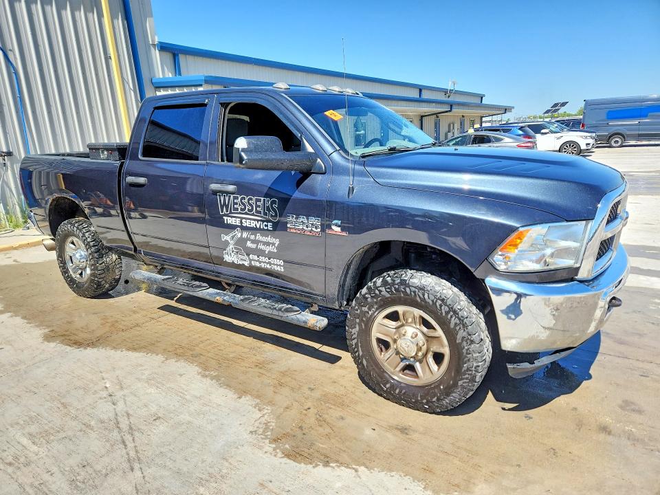 52682206 :رقم المزاد ، 3C6UR5CL5JG144738 vin ، 2018 Ram 2500 مزاد بيع
