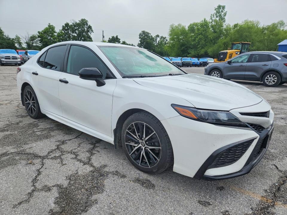 55073816 :رقم المزاد ، 4T1G11BK3MU035948 vin ، 2021 Toyota Camry مزاد بيع