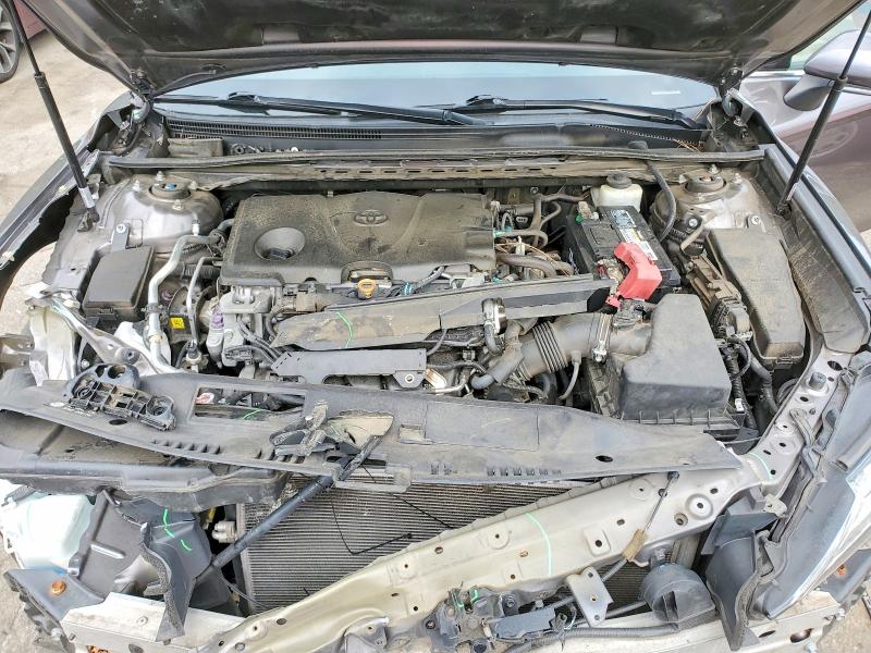 51647336 :رقم المزاد ، 4T1B11HK8JU086603 vin ، 2018 Toyota Camry مزاد بيع