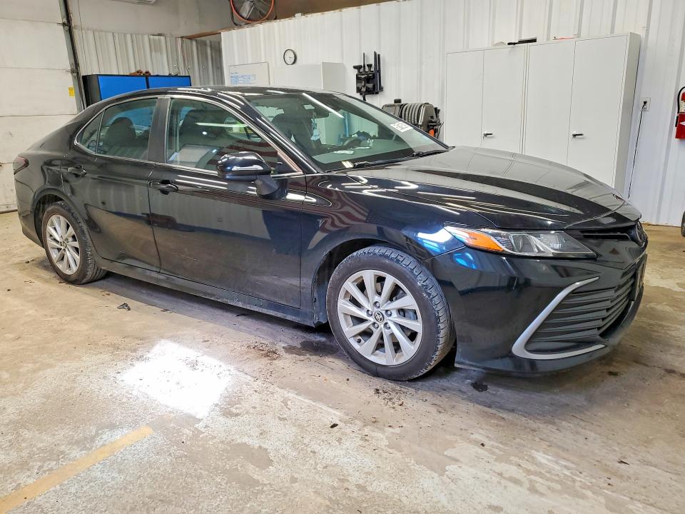 50165626 :رقم المزاد ، 4T1C11BKXNU060605 vin ، 2022 Toyota Camry مزاد بيع