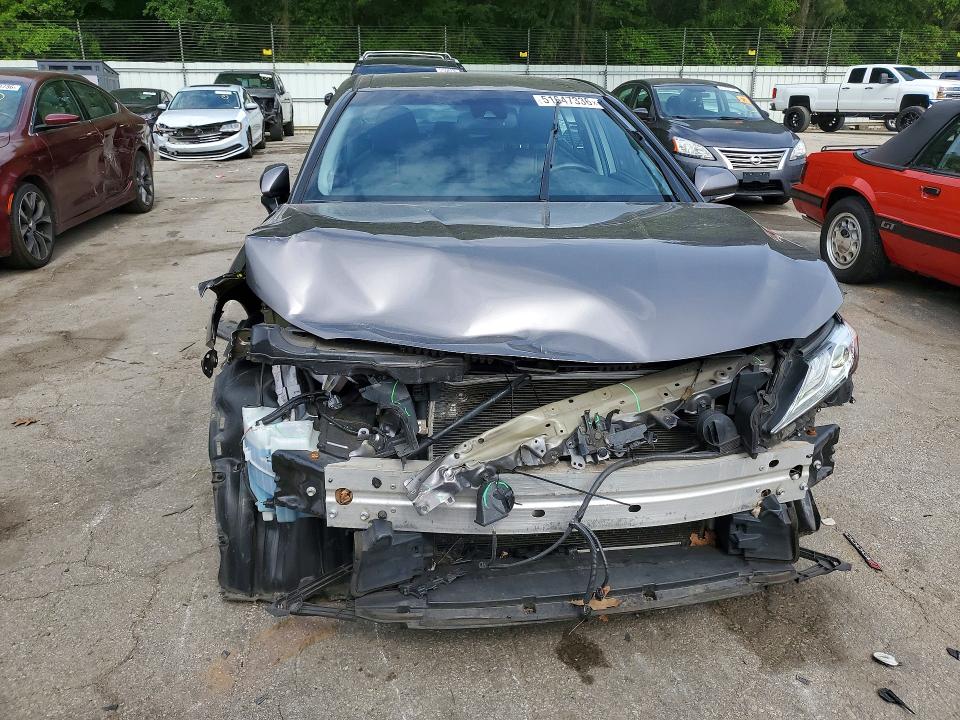 51647336 :رقم المزاد ، 4T1B11HK8JU086603 vin ، 2018 Toyota Camry مزاد بيع