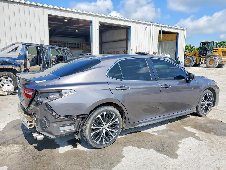 52784616 :رقم المزاد ، 4T1B11HK0JU128746 vin ، 2018 Toyota Camry مزاد بيع