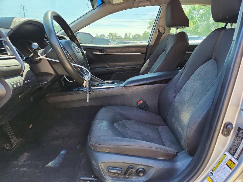 52061356 :رقم المزاد ، 4T1B11HK6JU593094 vin ، 2018 Toyota Camry مزاد بيع
