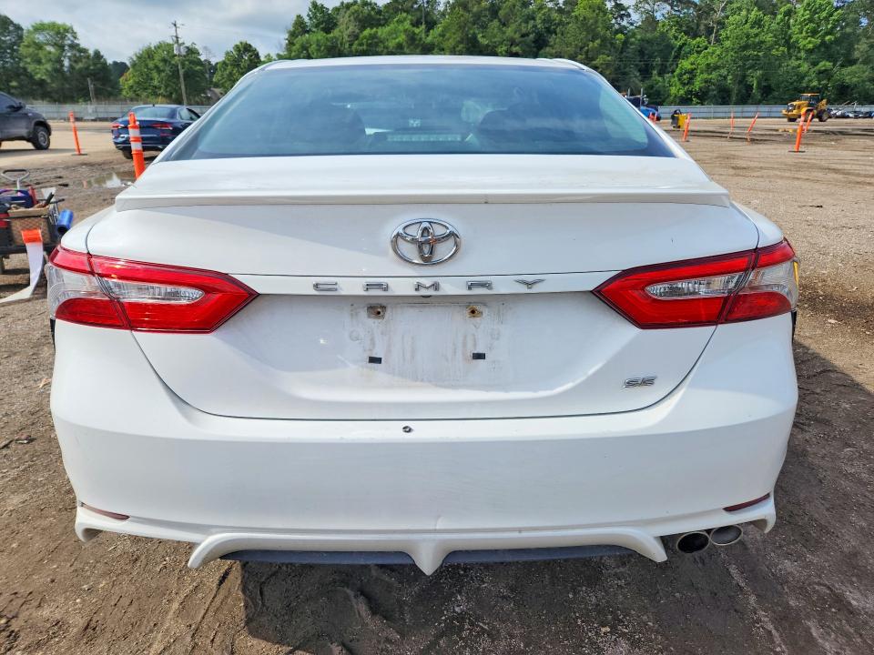 54776926 :رقم المزاد ، 4T1B11HK8JU057604 vin ، 2018 Toyota Camry مزاد بيع