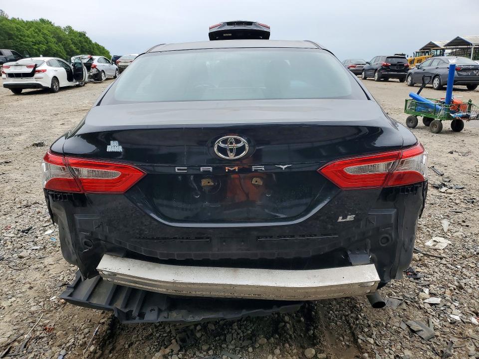 51300686 :رقم المزاد ، 4T1B11HK0JU602811 vin ، 2018 Toyota Camry مزاد بيع