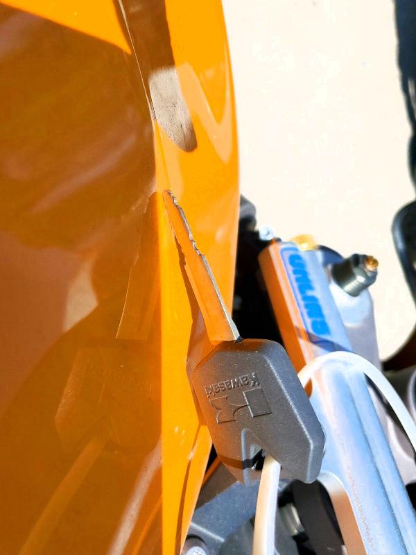 51523706 :رقم المزاد ، JKAZXCD156A008048 vin ، 2006 Kawasaki Zx1000 مزاد بيع