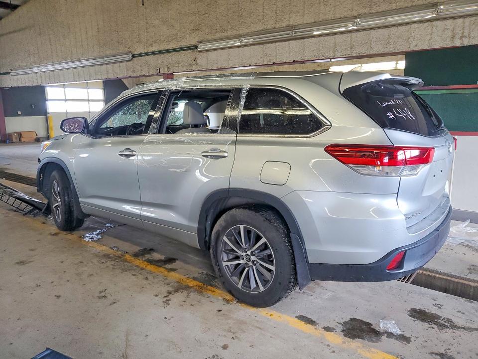 52448506 :رقم المزاد ، 5TDJZRFH3HS389835 vin ، 2017 Toyota Highlander مزاد بيع