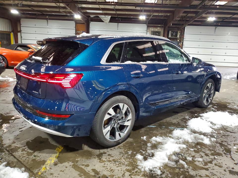 52542546 :رقم المزاد ، WA1LAAGE4NB032456 vin ، 2022 Audi E-tron مزاد بيع