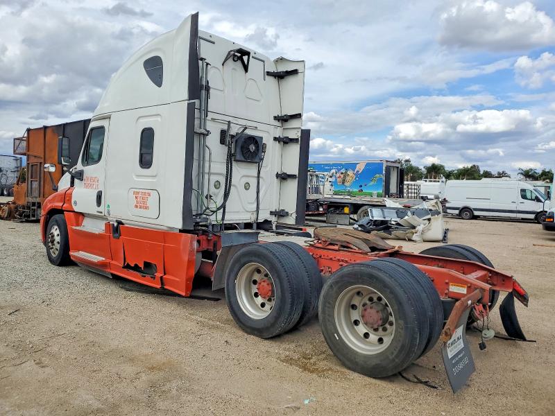 52485246 :رقم المزاد ، 3AKJGLD58FSGJ0369 vin ، 2015 Freigliner Cascadia 125 مزاد بيع