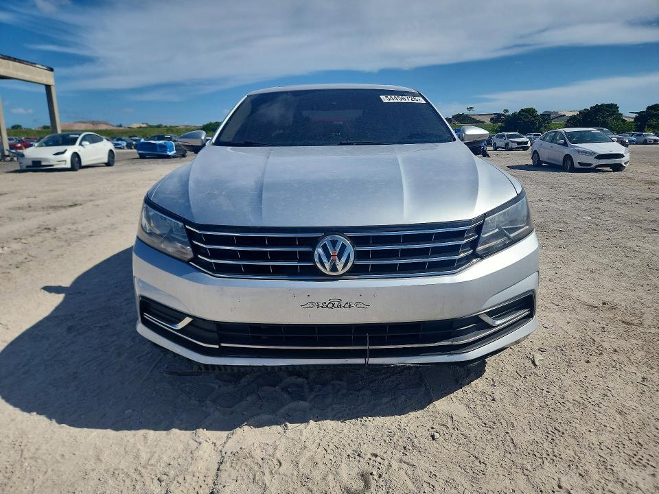 54456726 :رقم المزاد ، 1VWBA7A32JC043775 vin ، 2018 Volkswagen Passat مزاد بيع