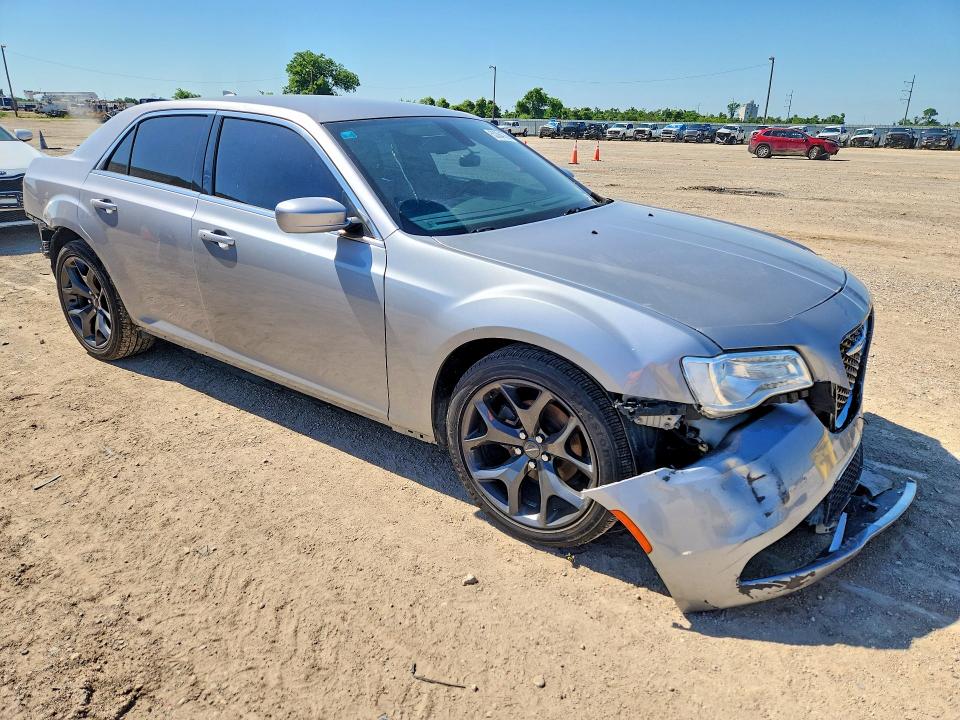 53364756 :رقم المزاد ، 2C3CCAAG3HH577512 vin ، 2017 Chrysler 300 مزاد بيع