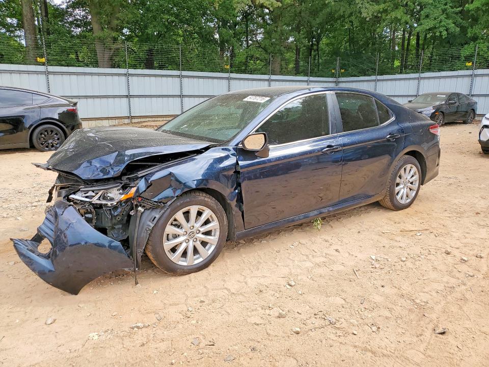 54767216 :رقم المزاد ، 4T1B11HKXJU659095 vin ، 2018 Toyota Camry مزاد بيع