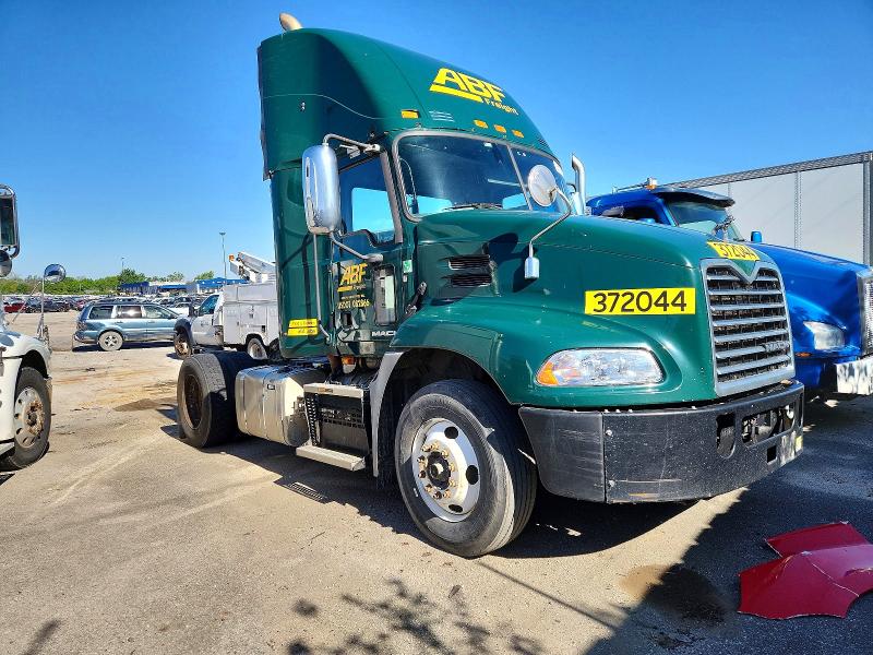 52595366 :رقم المزاد ، 1M1AW01X1JM010674 vin ، 2018 Mack Cxu613 مزاد بيع
