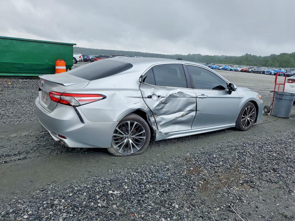 54825266 :رقم المزاد ، 4T1B11HK5JU101803 vin ، 2018 Toyota Camry مزاد بيع