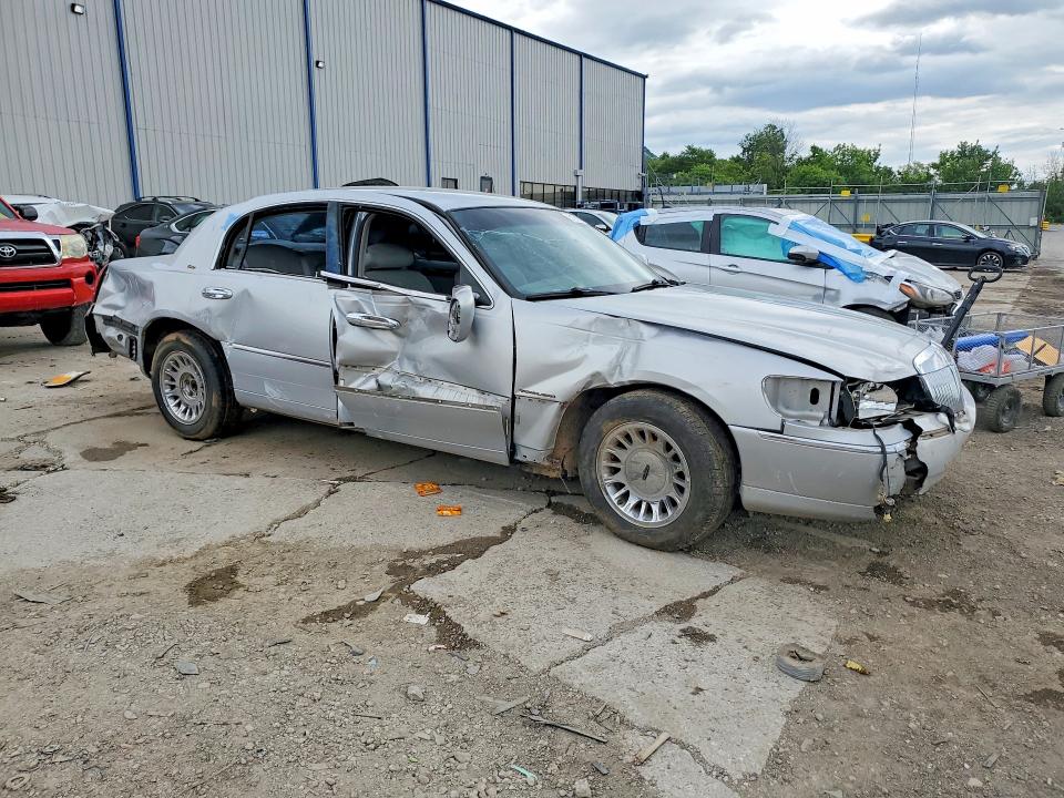 2001 Lincoln Town Car მანქანა იყიდება აუქციონზე, vin: 1LNHM83W11Y723702, აუქციონის ნომერი: 51761476