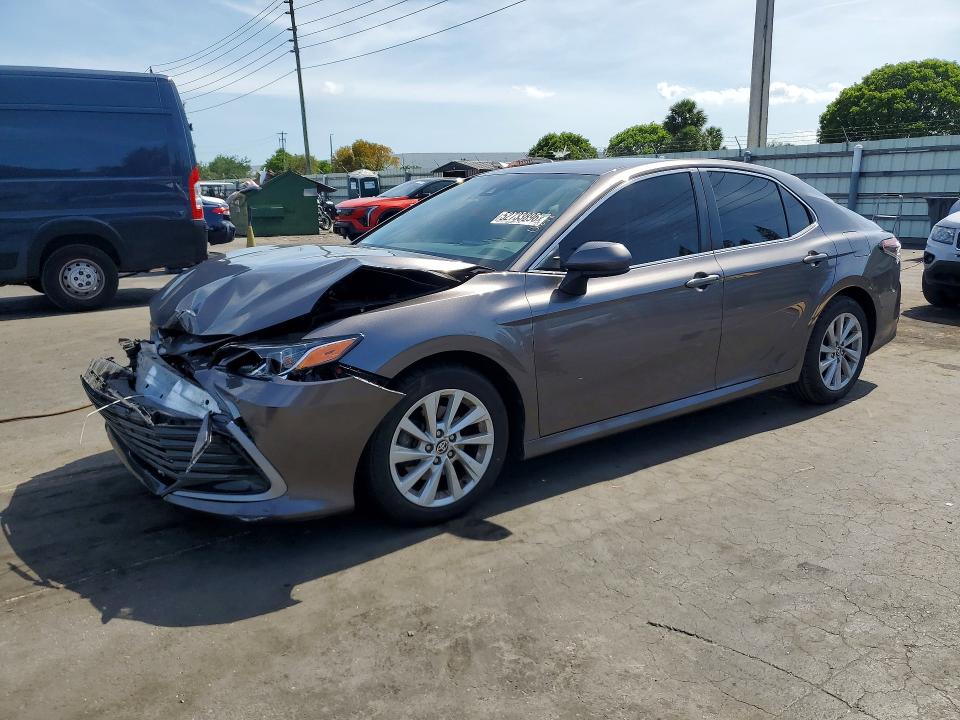 52733896 :رقم المزاد ، 4T1C11AK6MU490678 vin ، 2021 Toyota Camry مزاد بيع
