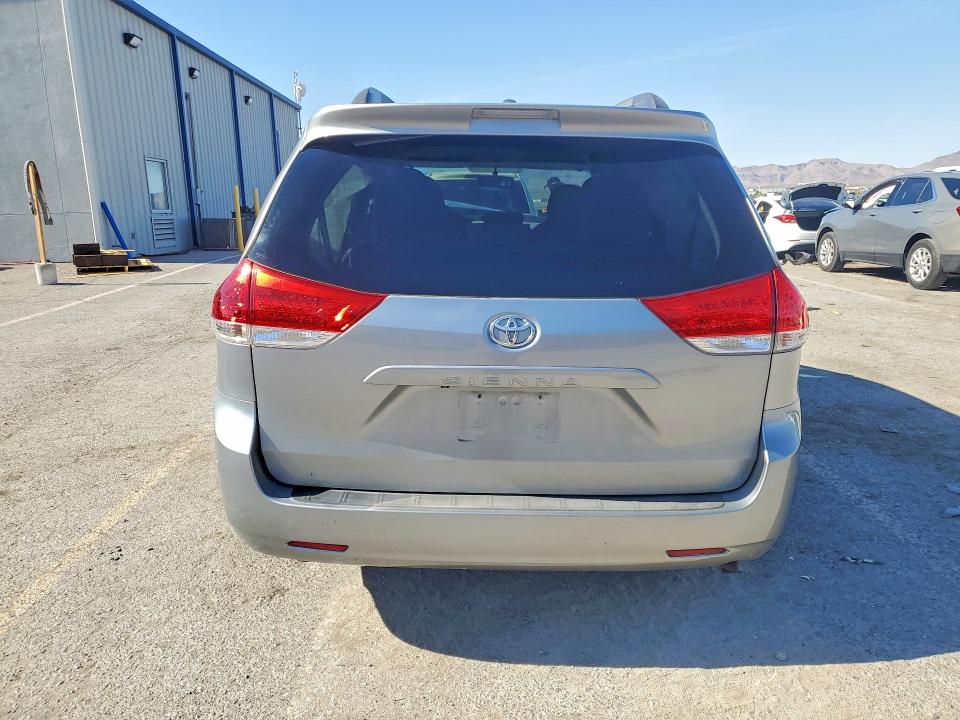 53366736 :رقم المزاد ، 5TDKK3DC8BS011904 vin ، 2011 Toyota Sienna مزاد بيع