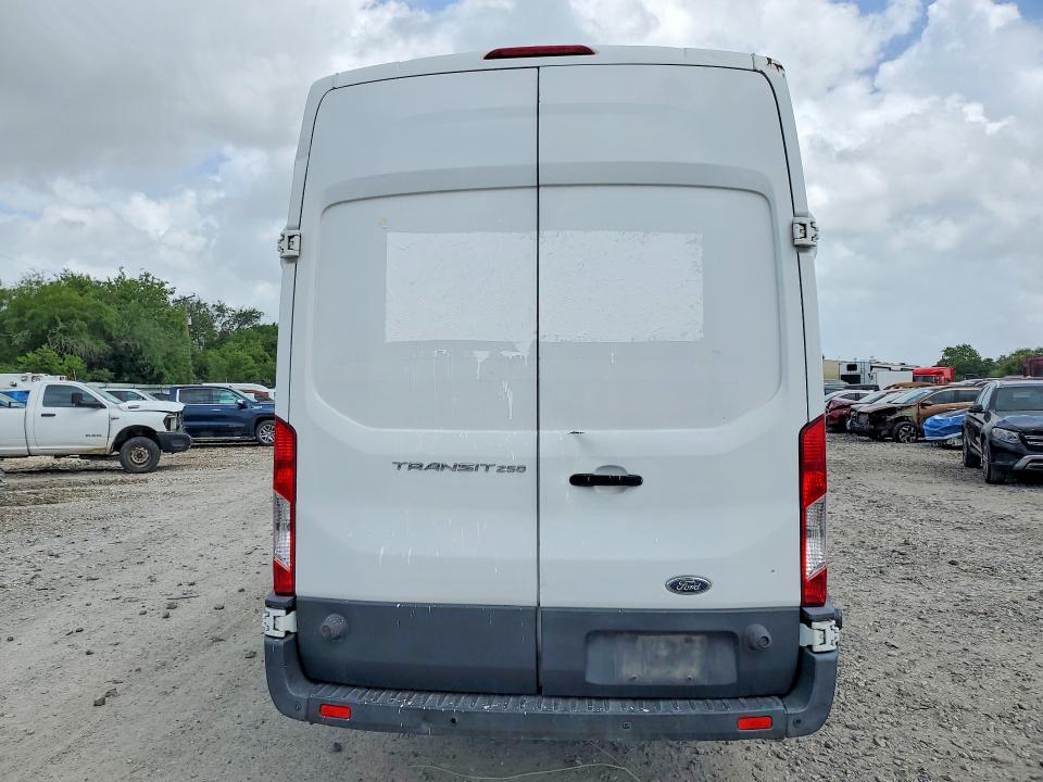 56140306 :رقم المزاد ، 1FTNR3XM0FKA17013 vin ، 2015 Ford Transit مزاد بيع